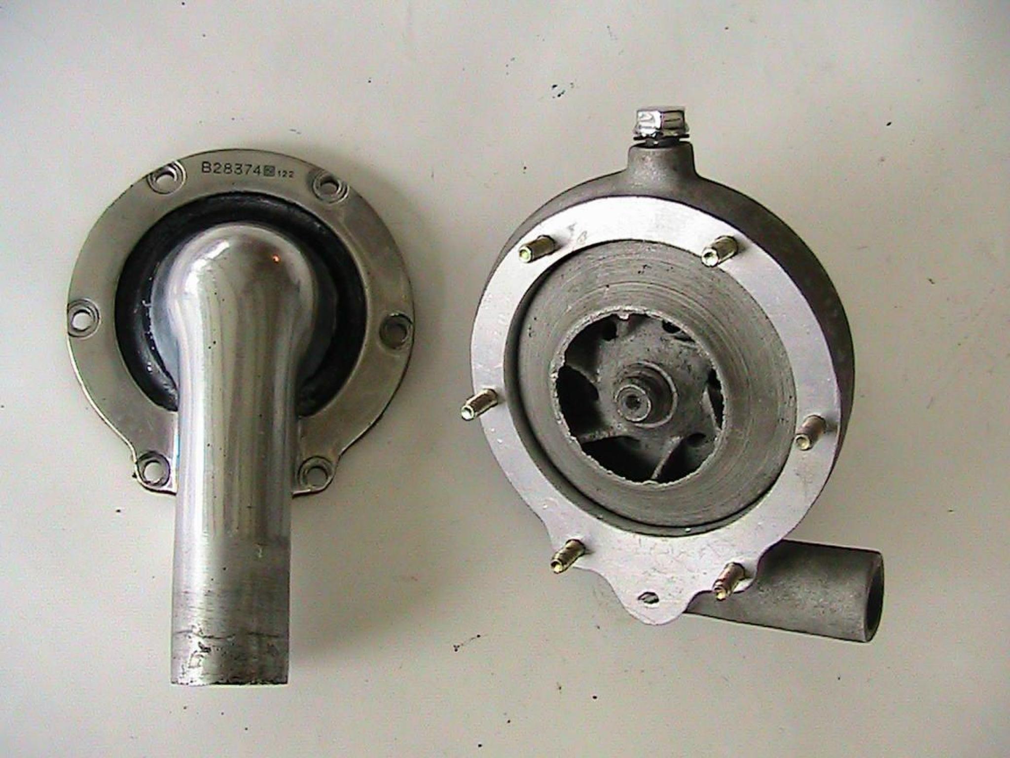 HISPANO SUIZA J12. POMPE GAUCHE pompe modifier avec système d' étanchéité par garniture mécanique a glace céramique et axe monté sur roulement.