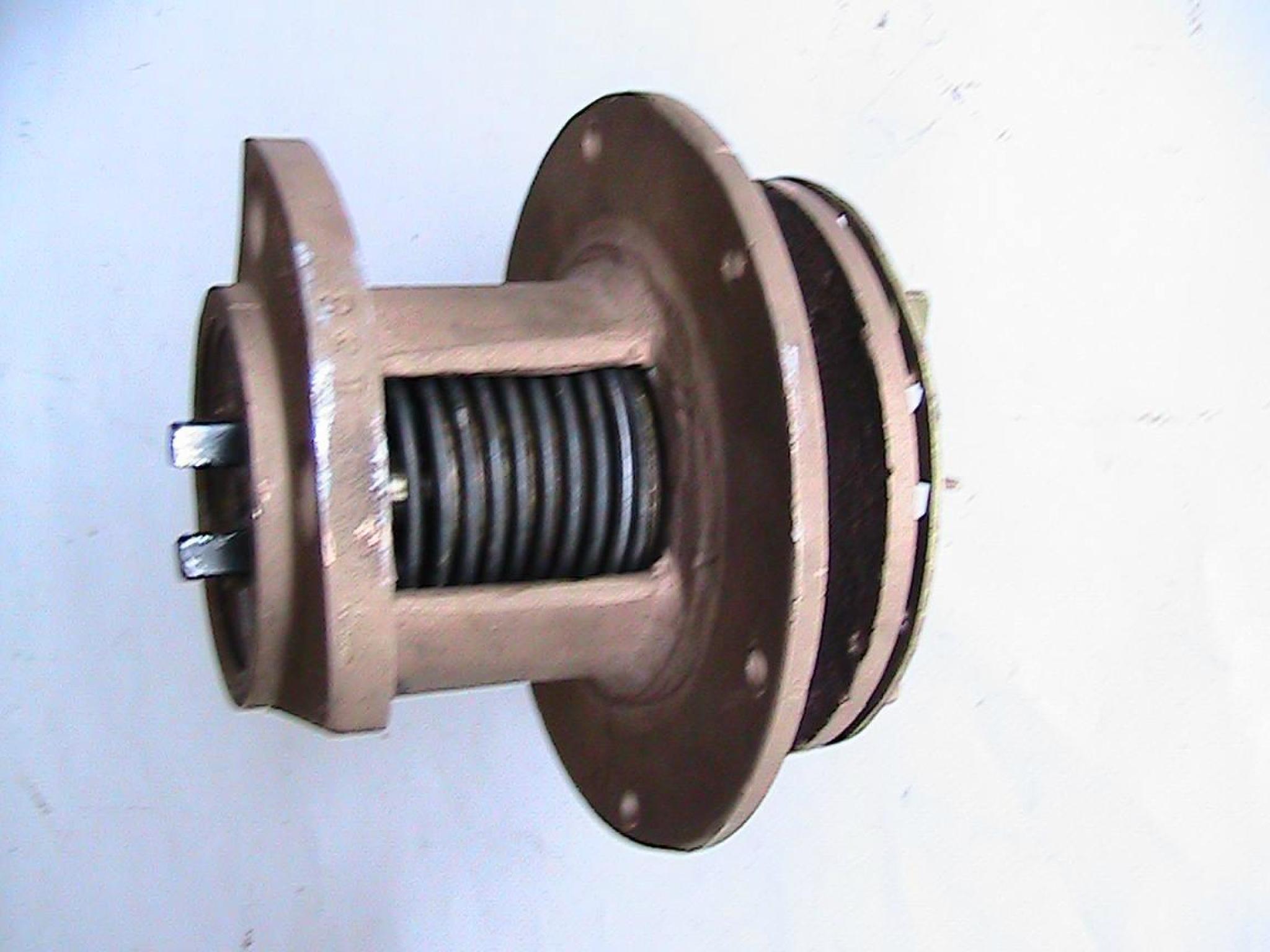PANHARD LEVASSOR pompe modifier avec système d'étanchéité par garniture mécanique et axe sur roulement.