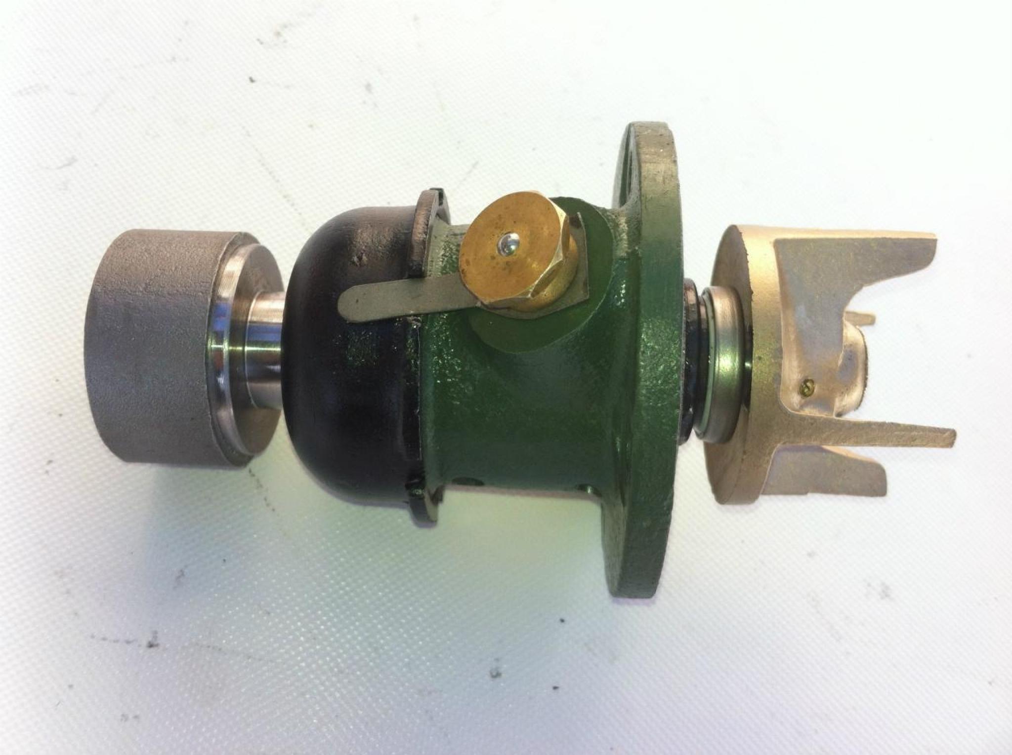 PEUGEOT 201. 301. 401. Pompe origine modifier par garniture mécanique monobloc céramique et axe sur roulements étanches.
